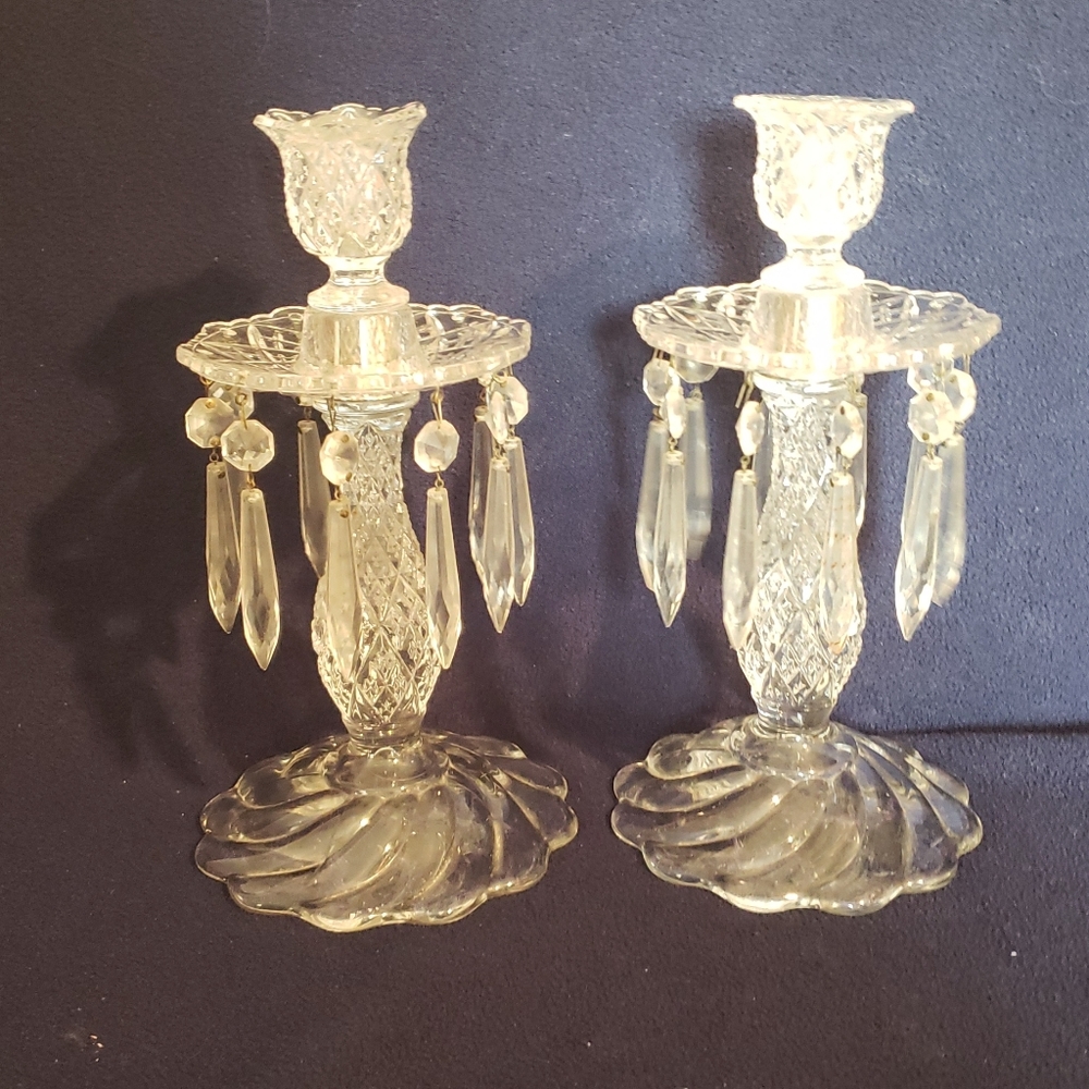 VINTAGE DUNCAN MILLER AMERICAN SANDWICH PAIR CANDLESTICKS W/BOBECHES AND PRISMS